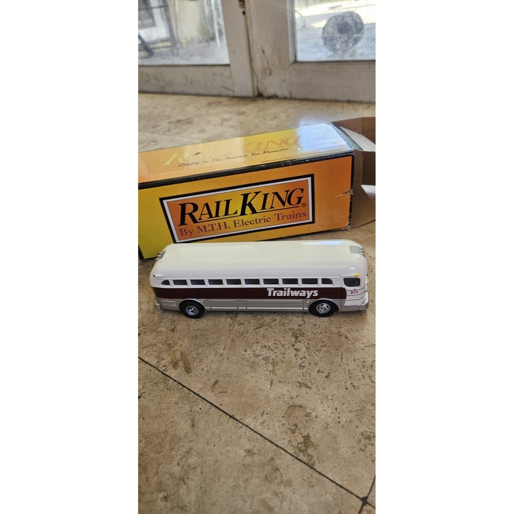 MTH 30-50011 1:48 Scale RailKing Trailways Lines Diecast Bus # 974